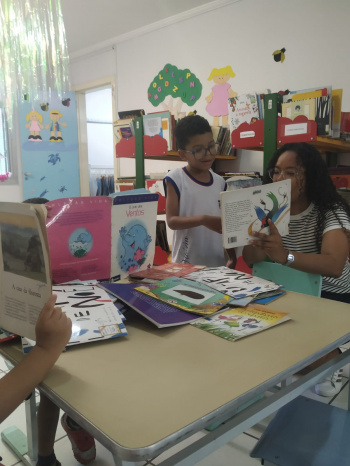 Crianças do Cmei LMC na biblioteca da Emef JB