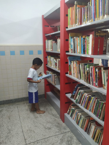 Crianças do Cmei LMC na biblioteca da Emef JB