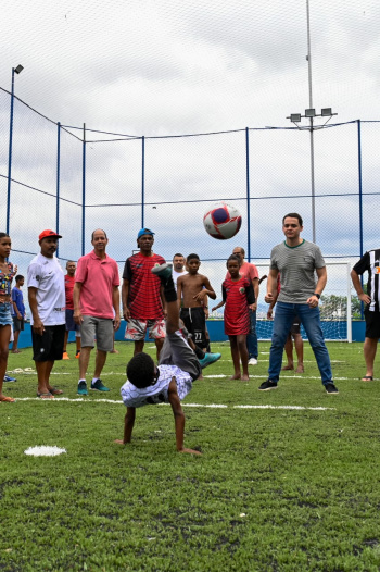 Menino joga bola no Campo do Sabará