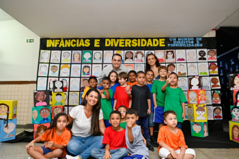 Crianças e professoras na Festa Cultural do Cmei Nelcy da Silva Braga