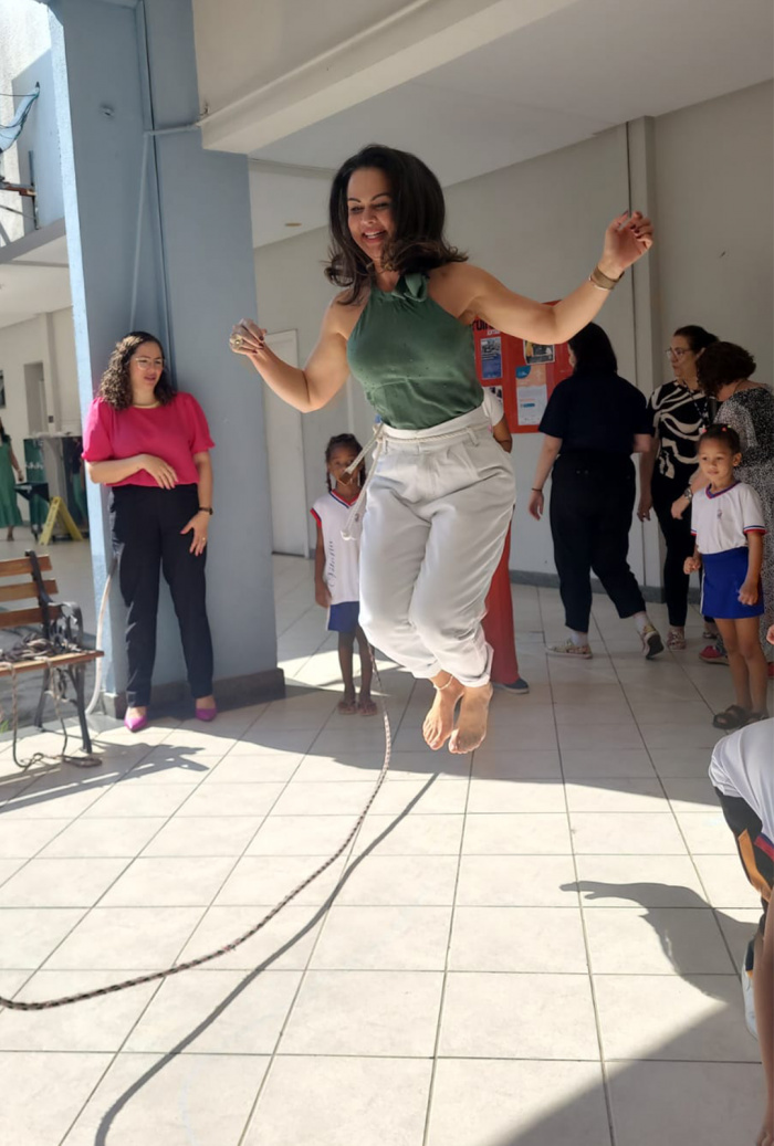 Servidores brincam com crianças na Seme