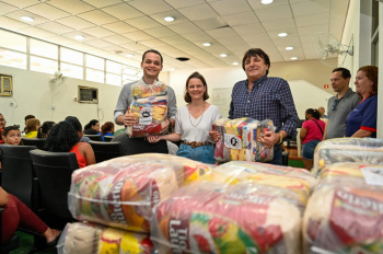 Entrega de Cestas Básicas no Tancredão