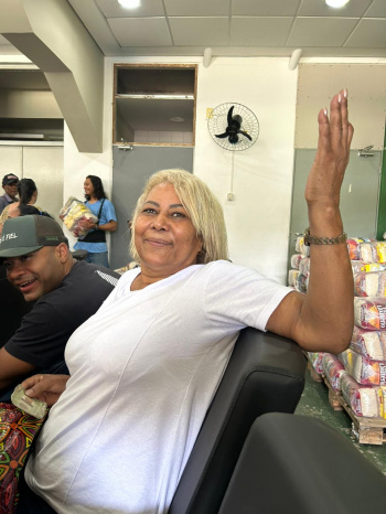 Alvanita Maciel da Silva na entrega de Cestas Básicas no Tancredão