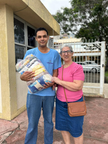 Dona Evanir com Felipe, funcionário do Banco de Alimentos, na entrega de Cestas Básicas no Tancredão