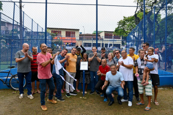 Entrega do campo de areia em Santa Tereza