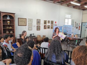 Primeira atividade foi "Encontro com o Escritor" com Norma Helena da Silva Agrizzi.