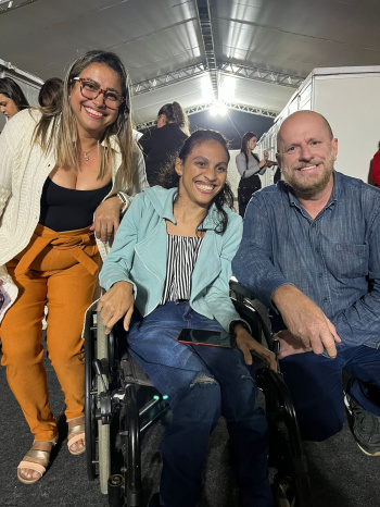 Elenice e Scarlet conseguem conhecer Mioto, com a ajuda fde Forrechi