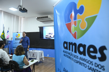 Solenidade de entrega de carro a AMAES