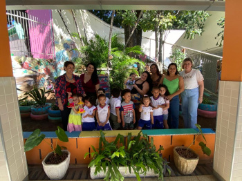 Crianças aprendem plantando e cuidando de jardim de Cmei em São Cristóvão