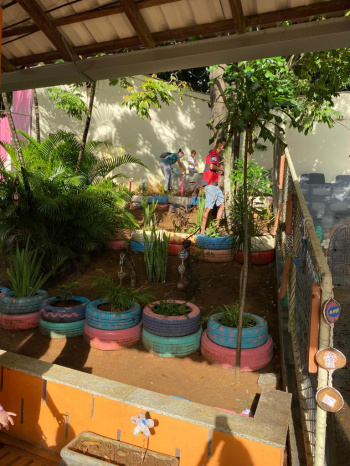 Crianças aprendem plantando e cuidando de jardim de Cmei em São Cristóvão