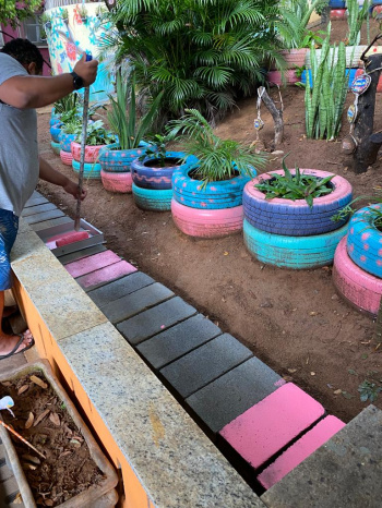 Crianças aprendem plantando e cuidando de jardim de Cmei em São Cristóvão