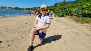 Aluna livia frança da emef heloísa abreu júdice de mattos participando do dia mundial da limpeza