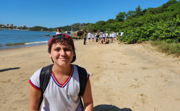Aluna jeferson conceição da emef heloísa abreu júdice participando do dia mundial da limpeza