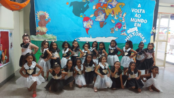 A volta ao mundo: crianças encantam famílias em apresentação cultural