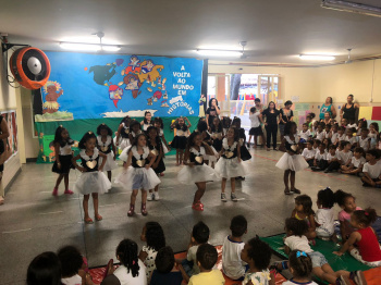A volta ao mundo: crianças encantam famílias em apresentação cultural
