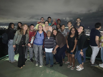 Estudantes da Emef Neusa Nunes Gonçalves observam lua cheia no Parque da Fonte Grande