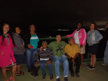 Estudantes da Emef Neusa Nunes Gonçalves observam lua cheia no Parque da Fonte Grande