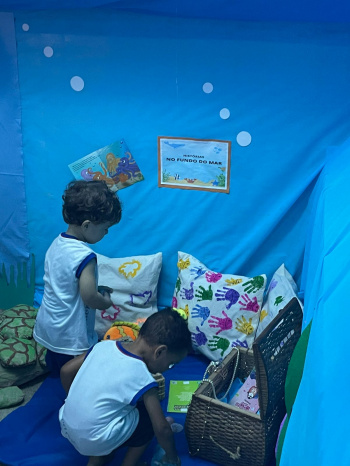 Crianças se aventuram em ambiente temático do Cmei TI Carlita Correa Pereira