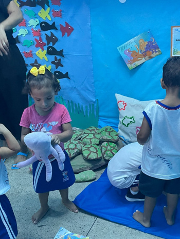 Crianças se aventuram em ambiente temático do Cmei TI Carlita Correa Pereira