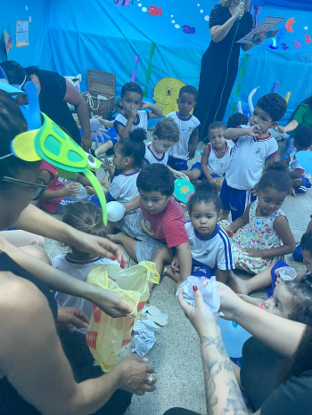 Crianças se aventuram em ambiente temático do Cmei TI Carlita Correa Pereira