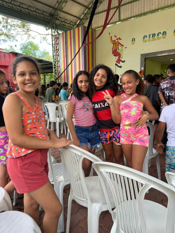 Raissa Vitória, Pérola Herbst, e Allexya dos Anjos na apresentação do coral Serenata de Favela