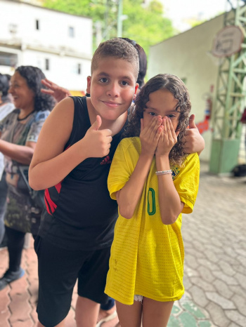 Gabrielly Magalhães da Silva na apresentação do coral Serenata de Favela em Nova Palestina