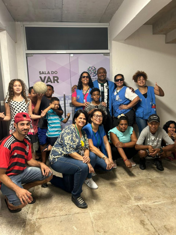Grupo de crianças e técnicos durante passeio ao Kleber Andrade