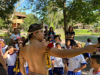 Crianças do Cmei RDA se encantam em jornada cultural na aldeia Piraquê-açu