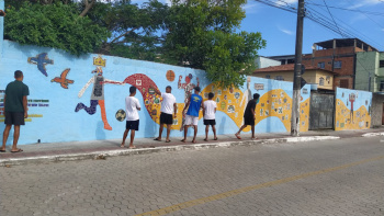 Adolescentes do Projovem montam mosaico em muro do bairro Santo Antônio
