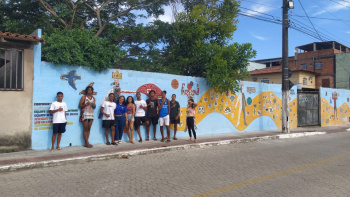 Adolescentes do Projovem montam mosaico em muro do bairro Santo Antônio