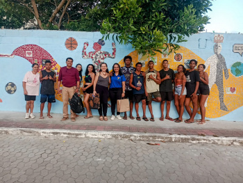Adolescentes do Projovem montam mosaico em muro do bairro Santo Antônio