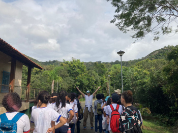 Trilhas educativas ensinam alunos sobre flora, fauna e importância da Mata Atlântica
