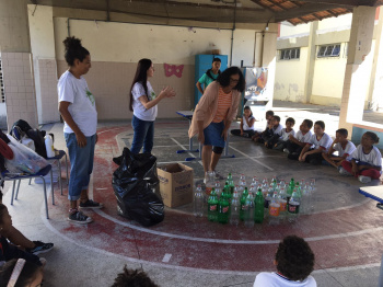 Estudantes aprendem reaproveitar garrafas plásticas em oficina de pufe
