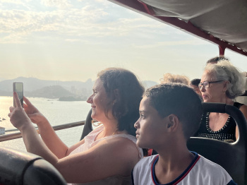 Dia do Surdo: apreciando a vista da Terceira Ponte no passeio feito no Capixaba Bustour
