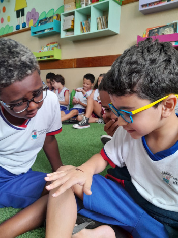 Crianças interagem com minhocas em oficina de compostagem na Emef TI Eunice Pereira Silveira