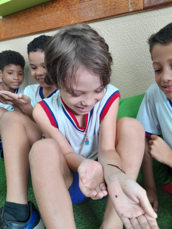 Crianças interagem com minhocas em oficina de compostagem na Emef TI Eunice Pereira Silveira