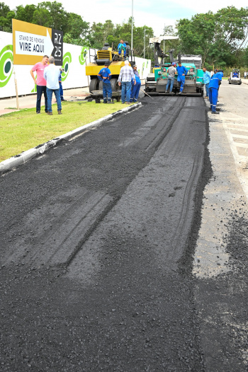 Visita as obras de recapeamento do asfalto de Jardim Camburi