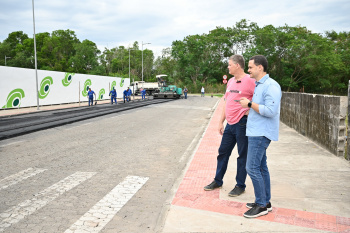 Visita as obras de recapeamento do asfalto de Jardim Camburi
