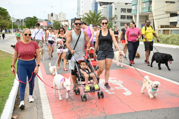 Tutores, pets e amigos reunidos na "Cãominhada", em Camburi