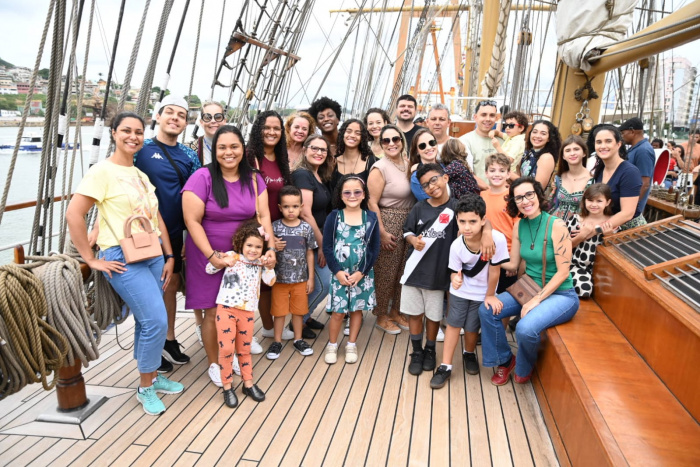 Estudantes, professores e profissionais da Secretaria de Educação de Vitória visitaram o navio