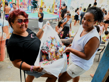 A secretária da comunidade mostra as lembrancinhas feitas para as crianças
