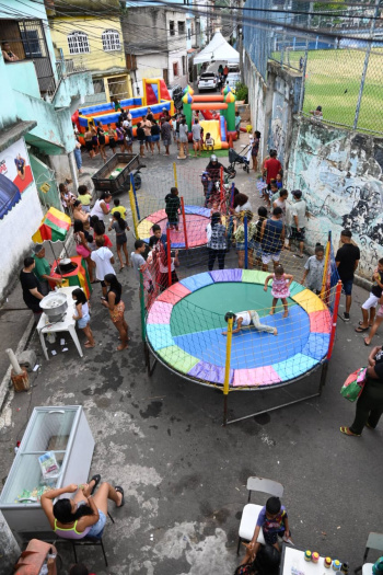 Teve pula-pula, escorrega, futebol de sabão, além de pintura de rosto e muitas guloseimas