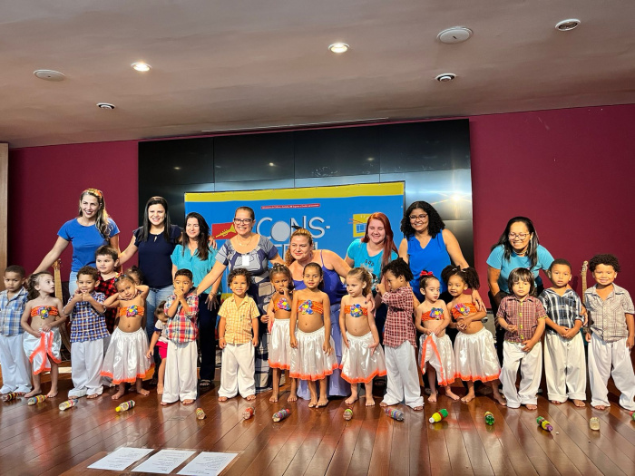 Crianças se apresentam na culminância do Projeto Construindo Música