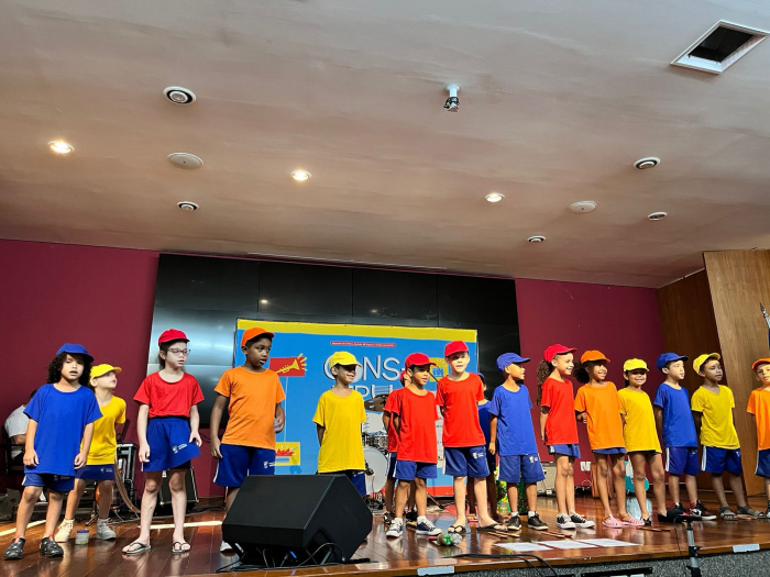 Crianças se apresentam na culminância do Projeto Construindo Música