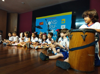 Crianças se apresentam na culminância do Projeto Construindo Música
