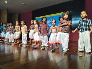 Crianças se apresentam na culminância do Projeto Construindo Música