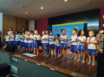 Crianças se apresentam na culminância do Projeto Construindo Música