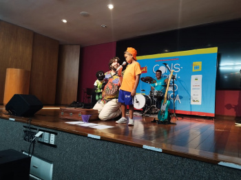 Crianças se apresentam na culminância do Projeto Construindo Música