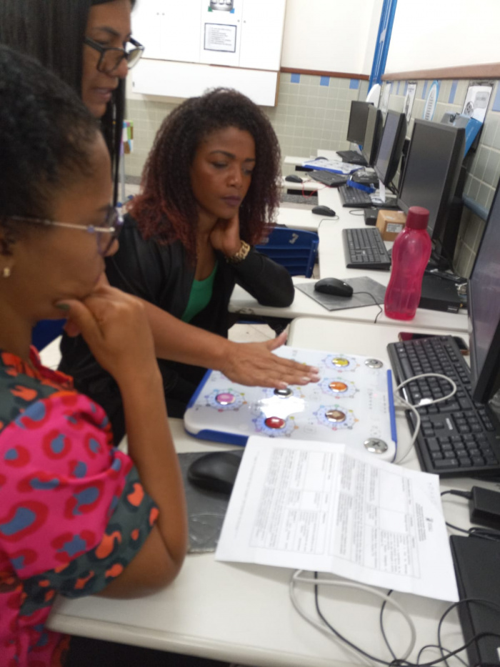 Professores participam de oficina sobre o TiX