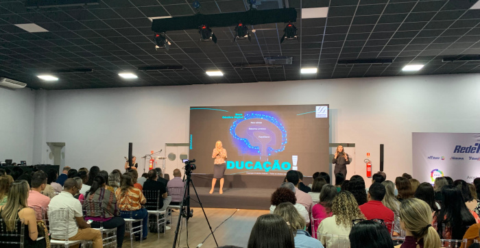 Evento reúne educadores para discutir o impacto das inteligências artificiais na educação
